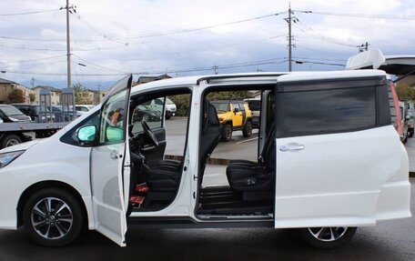 Toyota Noah III, 2021 год, 1 742 000 рублей, 13 фотография