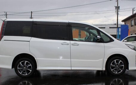 Toyota Noah III, 2021 год, 1 742 000 рублей, 8 фотография