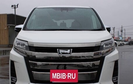 Toyota Noah III, 2021 год, 1 742 000 рублей, 10 фотография