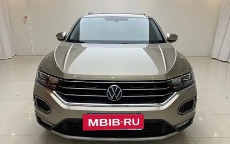 Volkswagen T-Roc I, 2023 год, 1 710 000 рублей, 2 фотография