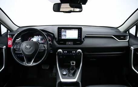 Toyota RAV4, 2020 год, 3 630 000 рублей, 12 фотография