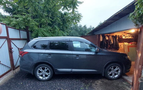 Mitsubishi Outlander III рестайлинг 3, 2019 год, 2 100 000 рублей, 2 фотография