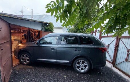 Mitsubishi Outlander III рестайлинг 3, 2019 год, 2 100 000 рублей, 3 фотография