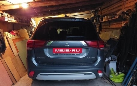Mitsubishi Outlander III рестайлинг 3, 2019 год, 2 100 000 рублей, 13 фотография