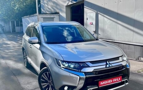 Mitsubishi Outlander III рестайлинг 3, 2019 год, 2 350 000 рублей, 1 фотография