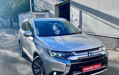 Mitsubishi Outlander III рестайлинг 3, 2019 год, 2 350 000 рублей, 1 фотография