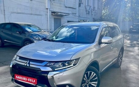 Mitsubishi Outlander III рестайлинг 3, 2019 год, 2 350 000 рублей, 2 фотография