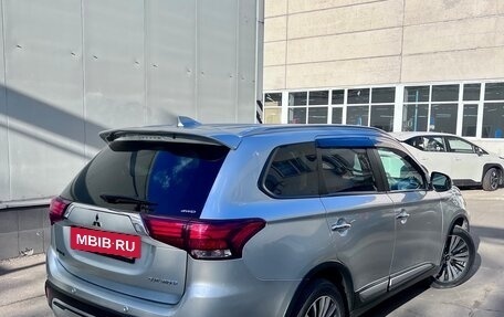 Mitsubishi Outlander III рестайлинг 3, 2019 год, 2 350 000 рублей, 3 фотография