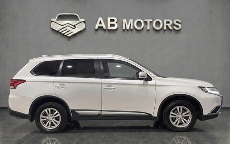 Mitsubishi Outlander III рестайлинг 3, 2018 год, 1 855 000 рублей, 3 фотография