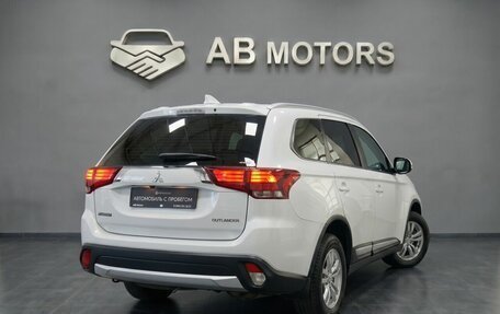 Mitsubishi Outlander III рестайлинг 3, 2018 год, 1 855 000 рублей, 4 фотография