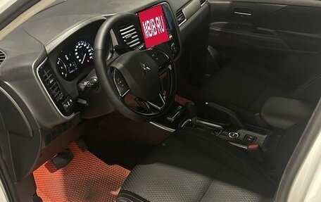 Mitsubishi Outlander III рестайлинг 3, 2018 год, 1 855 000 рублей, 7 фотография