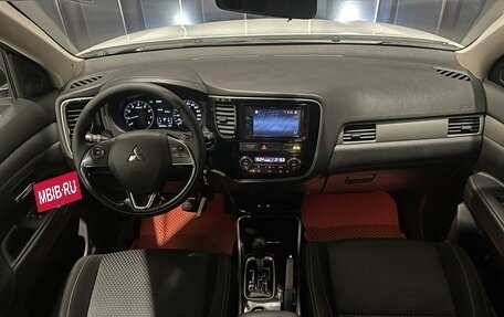 Mitsubishi Outlander III рестайлинг 3, 2018 год, 1 855 000 рублей, 8 фотография