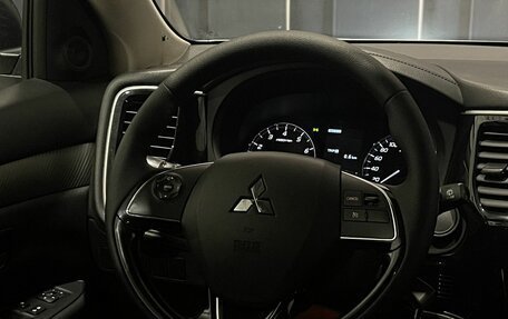 Mitsubishi Outlander III рестайлинг 3, 2018 год, 1 855 000 рублей, 10 фотография