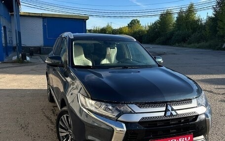 Mitsubishi Outlander III рестайлинг 3, 2020 год, 2 700 000 рублей, 1 фотография