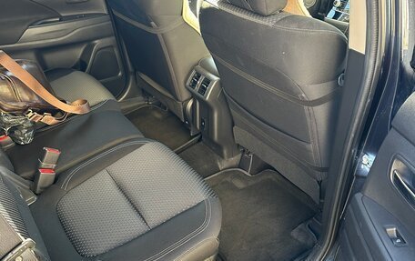 Mitsubishi Outlander III рестайлинг 3, 2020 год, 2 700 000 рублей, 3 фотография