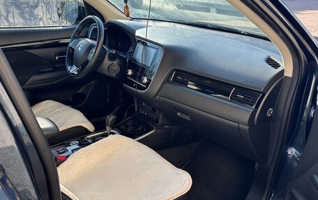 Mitsubishi Outlander III рестайлинг 3, 2020 год, 2 700 000 рублей, 4 фотография