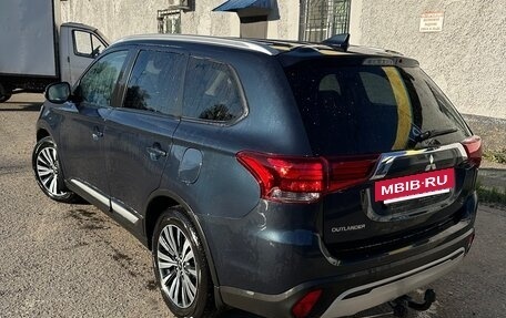 Mitsubishi Outlander III рестайлинг 3, 2020 год, 2 700 000 рублей, 5 фотография