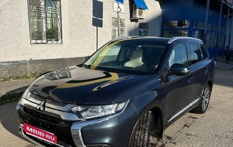 Mitsubishi Outlander III рестайлинг 3, 2020 год, 2 700 000 рублей, 6 фотография