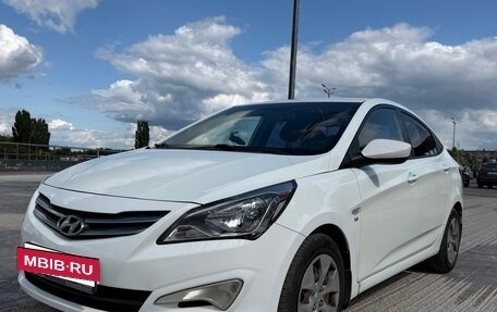 Hyundai Solaris II рестайлинг, 2015 год, 825 000 рублей, 2 фотография