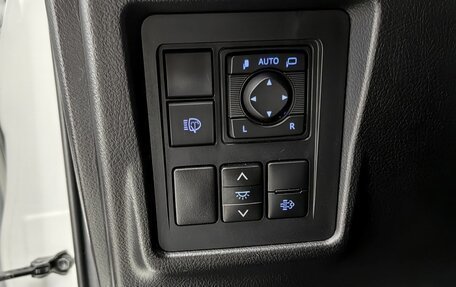 Toyota Land Cruiser Prado 150 рестайлинг 2, 2021 год, 5 980 000 рублей, 19 фотография