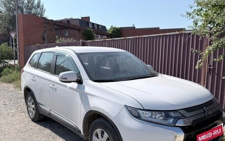 Mitsubishi Outlander III рестайлинг 3, 2019 год, 1 850 000 рублей, 1 фотография