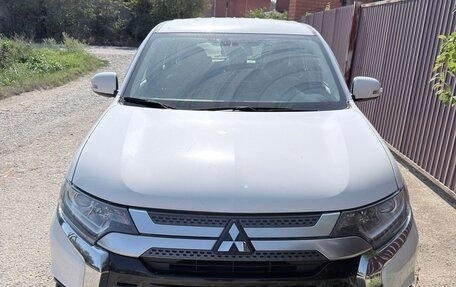 Mitsubishi Outlander III рестайлинг 3, 2019 год, 1 850 000 рублей, 2 фотография
