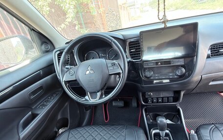 Mitsubishi Outlander III рестайлинг 3, 2019 год, 1 850 000 рублей, 10 фотография
