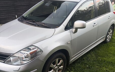 Nissan Tiida, 2011 год, 900 000 рублей, 1 фотография