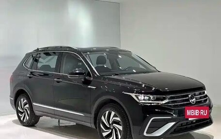 Volkswagen Tiguan II, 2023 год, 2 650 000 рублей, 3 фотография