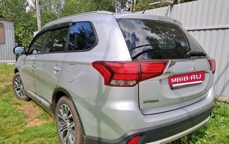Mitsubishi Outlander III рестайлинг 3, 2015 год, 1 700 000 рублей, 3 фотография