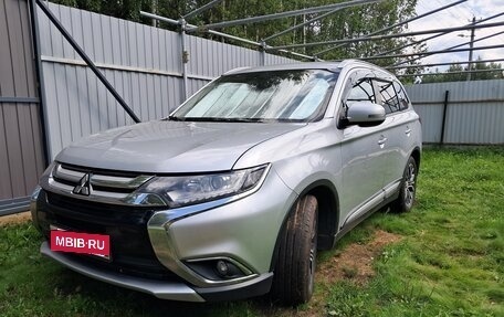 Mitsubishi Outlander III рестайлинг 3, 2015 год, 1 700 000 рублей, 2 фотография