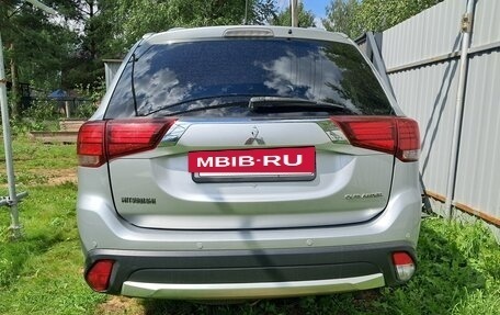 Mitsubishi Outlander III рестайлинг 3, 2015 год, 1 700 000 рублей, 4 фотография