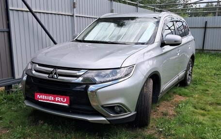 Mitsubishi Outlander III рестайлинг 3, 2015 год, 1 700 000 рублей, 6 фотография