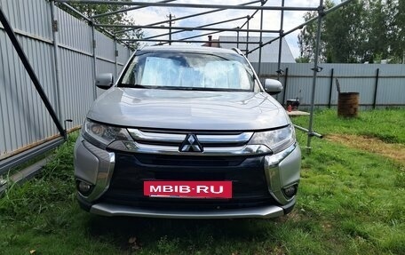 Mitsubishi Outlander III рестайлинг 3, 2015 год, 1 700 000 рублей, 7 фотография