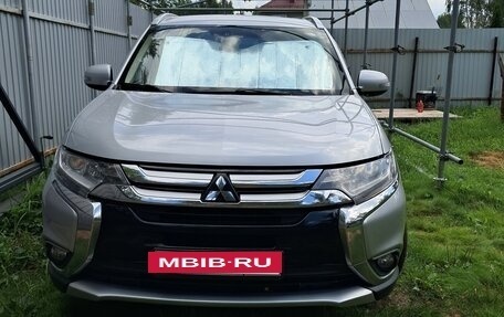 Mitsubishi Outlander III рестайлинг 3, 2015 год, 1 700 000 рублей, 8 фотография
