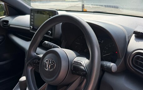 Toyota Yaris, 2022 год, 1 300 000 рублей, 5 фотография