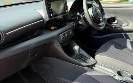 Toyota Yaris, 2022 год, 1 300 000 рублей, 6 фотография