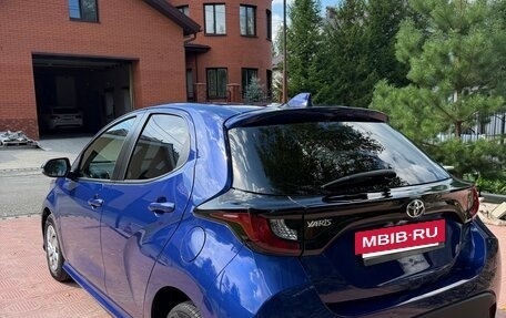 Toyota Yaris, 2022 год, 1 300 000 рублей, 3 фотография