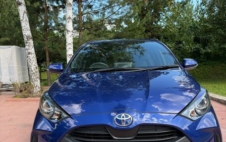 Toyota Yaris, 2022 год, 1 300 000 рублей, 2 фотография