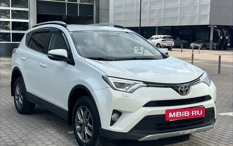 Toyota RAV4, 2018 год, 1 690 000 рублей, 2 фотография
