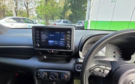 Toyota Yaris, 2022 год, 1 200 000 рублей, 3 фотография
