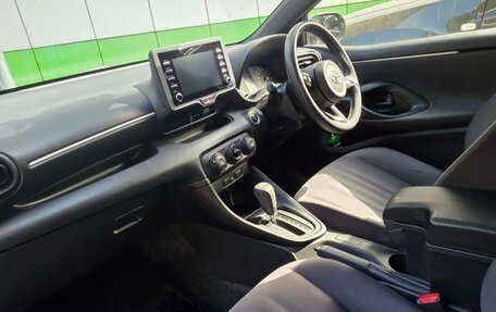 Toyota Yaris, 2022 год, 1 200 000 рублей, 9 фотография