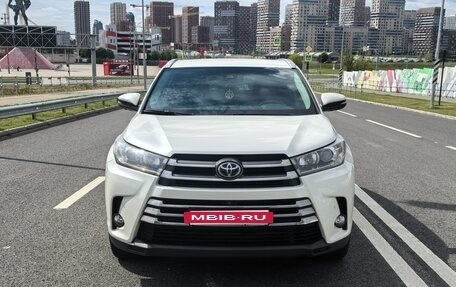 Toyota Highlander III, 2019 год, 5 490 000 рублей, 2 фотография