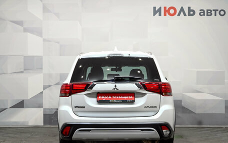 Mitsubishi Outlander III рестайлинг 3, 2018 год, 2 350 000 рублей, 6 фотография