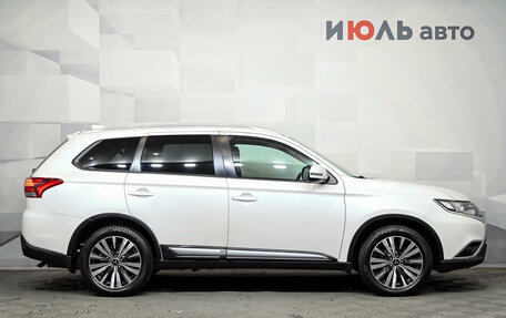 Mitsubishi Outlander III рестайлинг 3, 2018 год, 2 350 000 рублей, 10 фотография