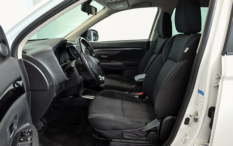 Mitsubishi Outlander III рестайлинг 3, 2018 год, 2 350 000 рублей, 11 фотография