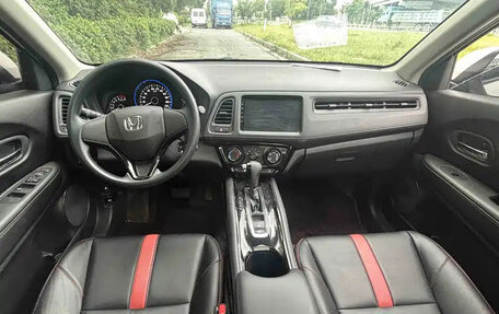 Honda Vezel, 2022 год, 1 340 000 рублей, 6 фотография