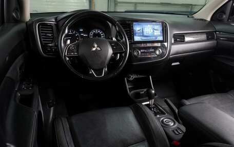 Mitsubishi Outlander III рестайлинг 3, 2016 год, 1 685 000 рублей, 6 фотография