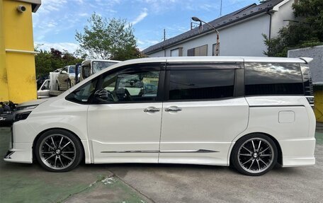 Toyota Voxy III, 2021 год, 1 706 000 рублей, 3 фотография