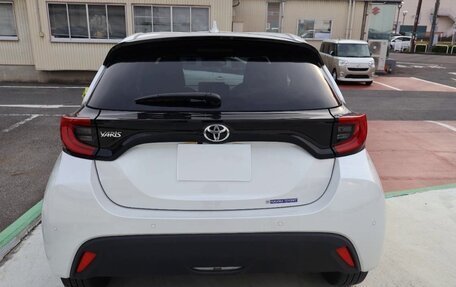 Toyota Yaris, 2022 год, 999 000 рублей, 4 фотография